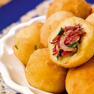 Petiscos Bolinho de Aipim com Carne Seca